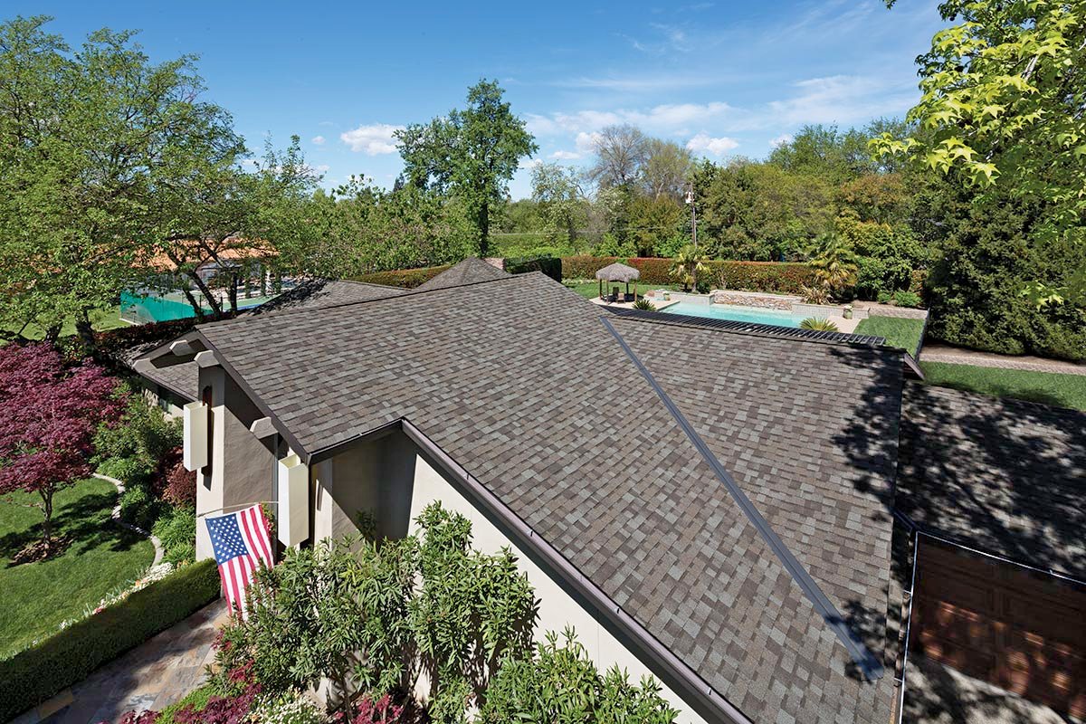 This beige stucco home has TruDefinition Duration C. The medium brown shingles pair with the beige stucco.