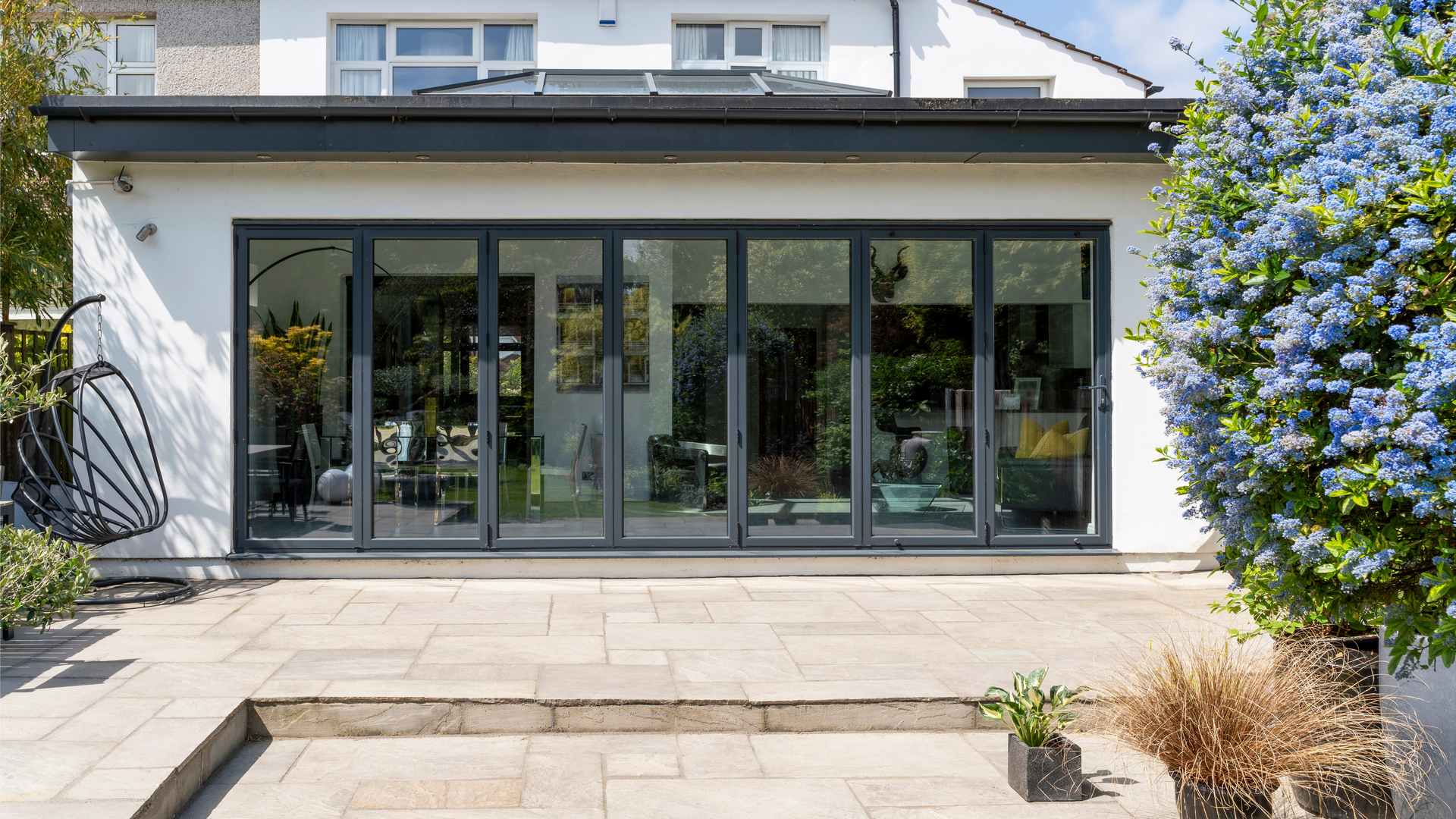 Stylish,,Closed,,Bifold,Doors,With,Plants,In,Spring,,Summer,,Revealing